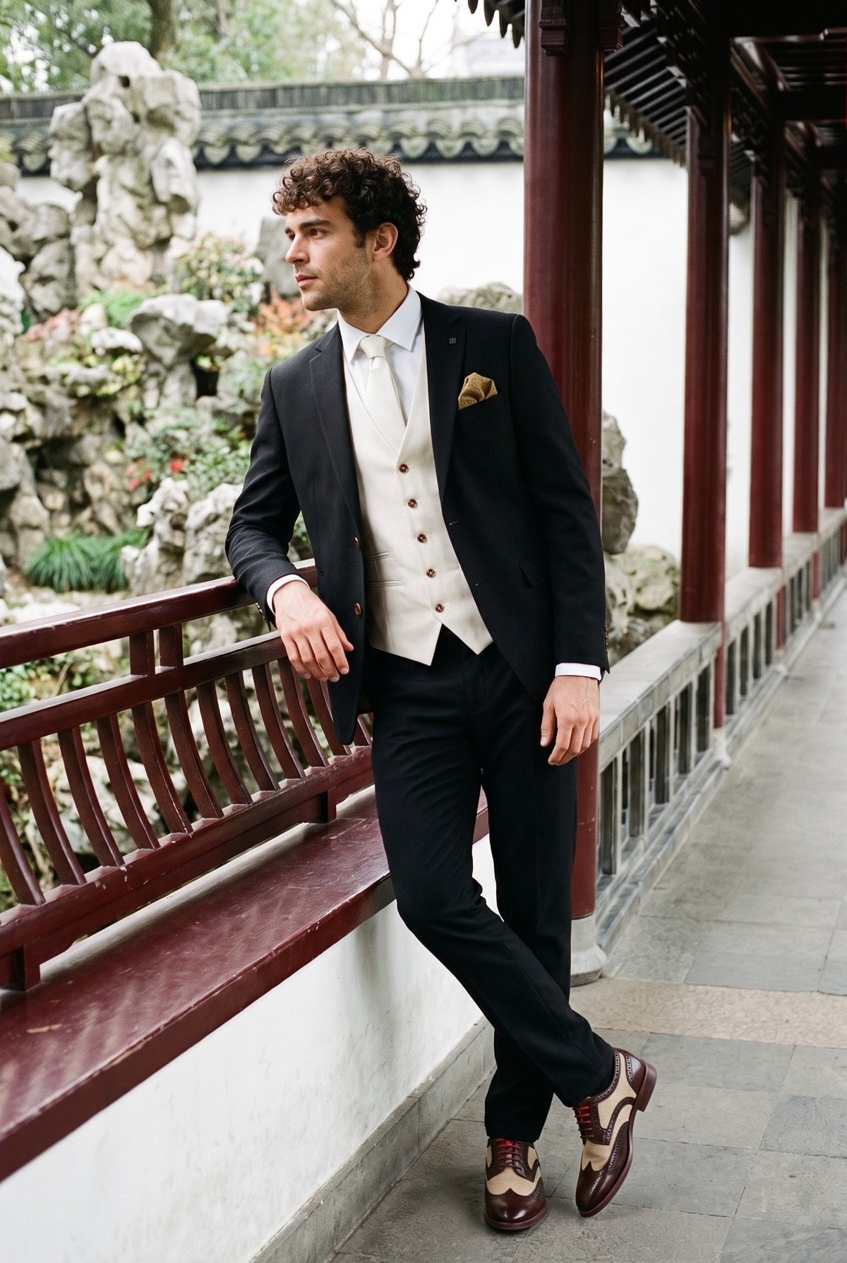 Look #1005 styled with Mayfair - Costum negru bărbătesc din 3 piese cu vestă crem