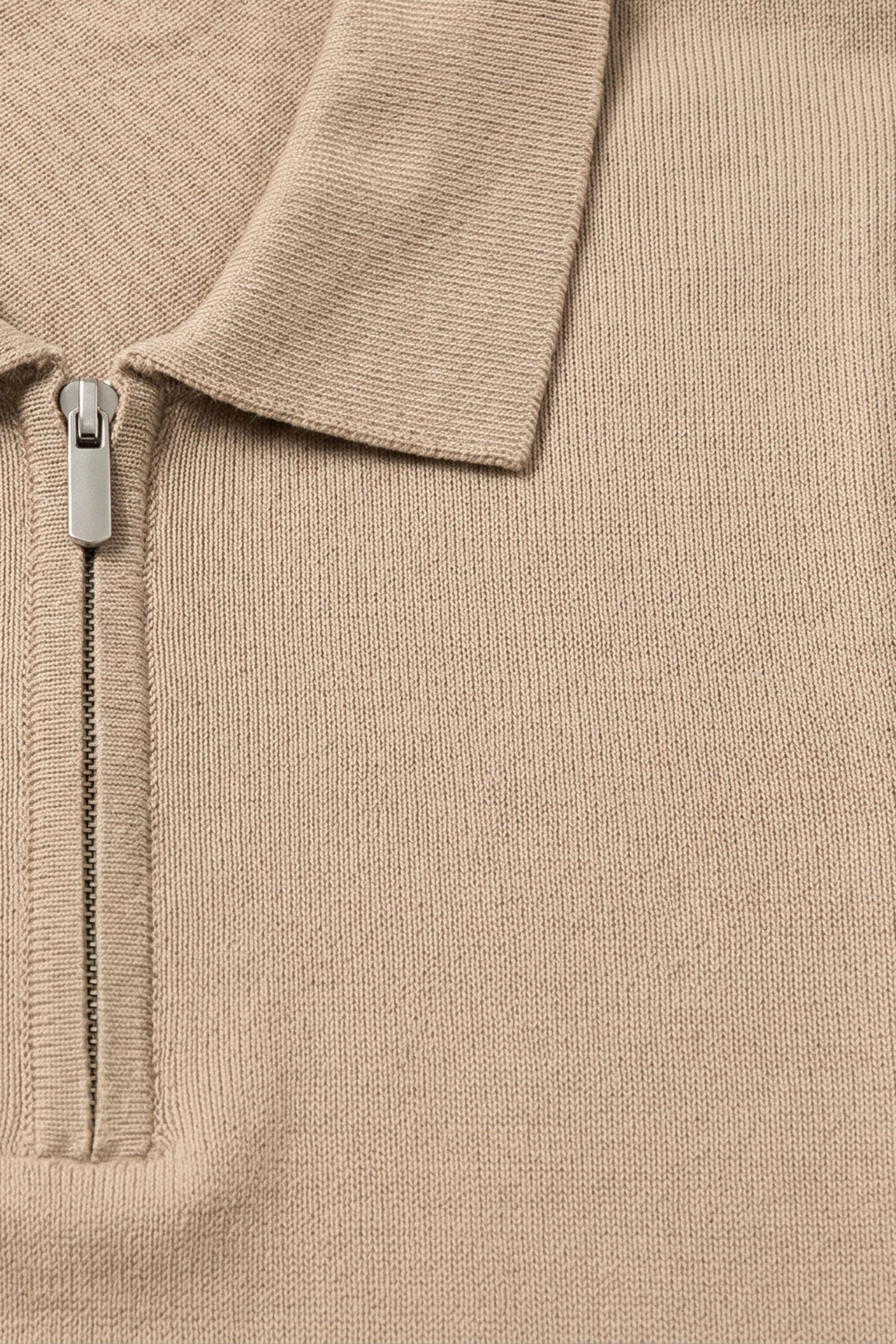 Tricou polo tricotat bej cu guler fermoar pentru bărbați