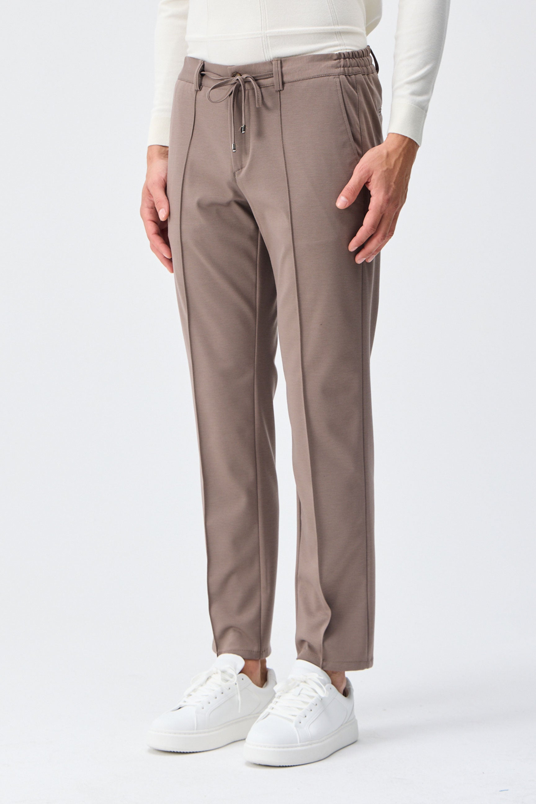 Pantaloni bărbătești eleganți cu șnur, gri taupe, croială conică