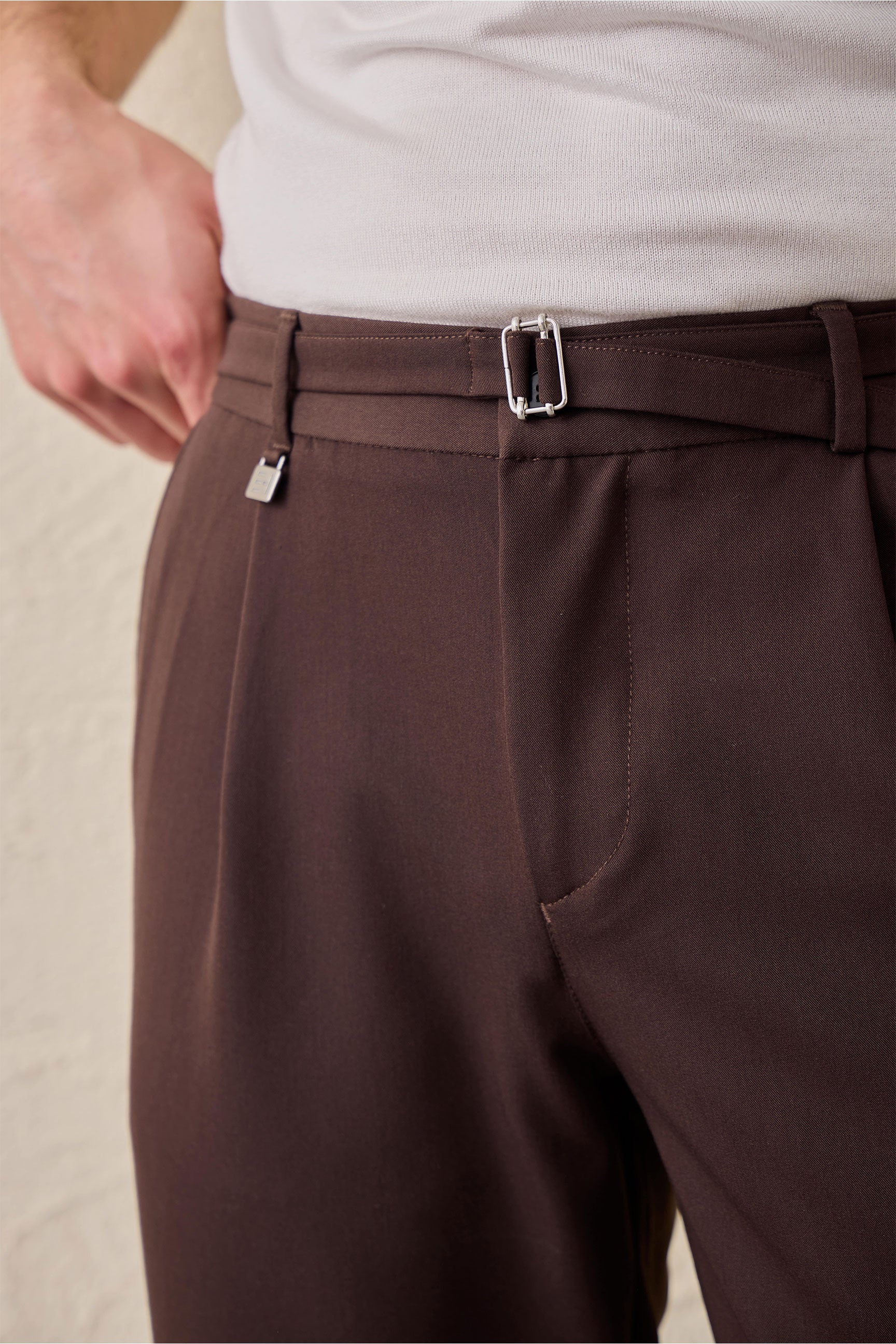 Pantaloni Gurkha plisați maro pentru bărbați, talie reglabilă, croială conică