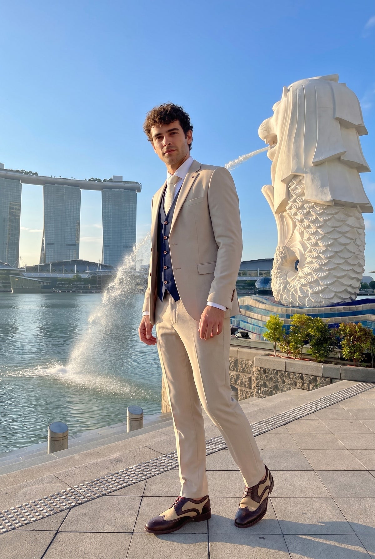 Look #1001 styled with Mayfair - Costum bărbătesc crem din 3 piese cu vestă bleumarin