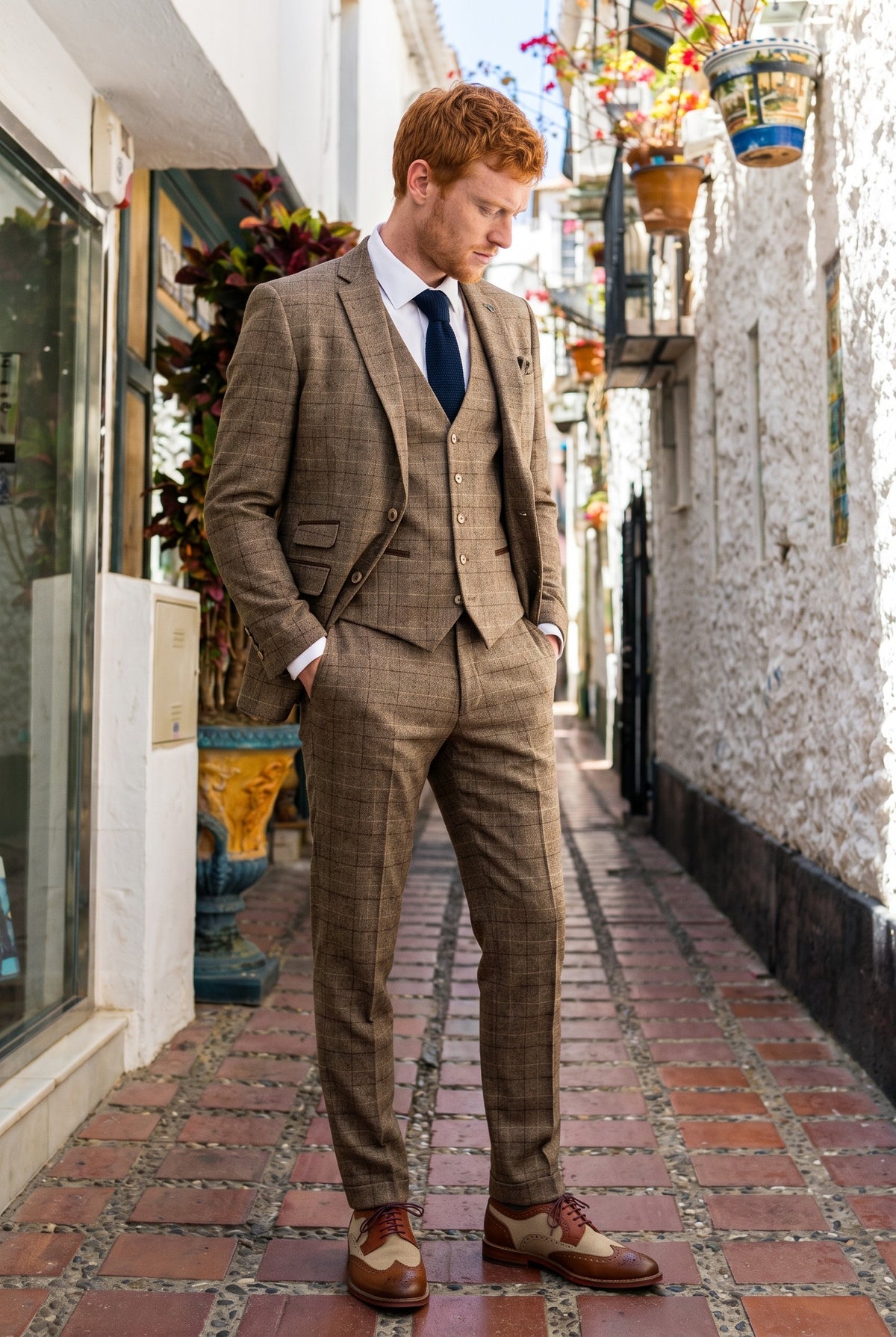 Look #573 styled with Costum bărbătesc din 3 piese, maro, în carouri, Liam