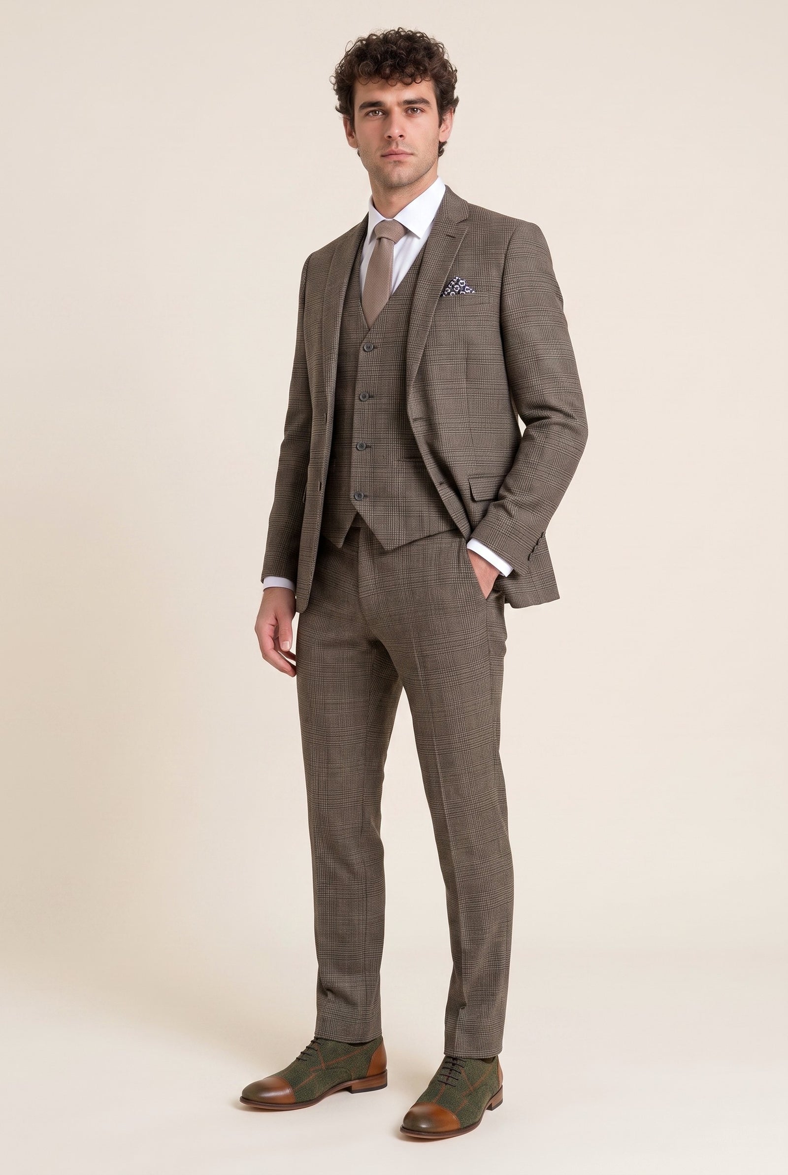 Look #603 styled with Costum bărbătesc din 3 piese, maro-cenușiu, în carouri clasice, slim fit