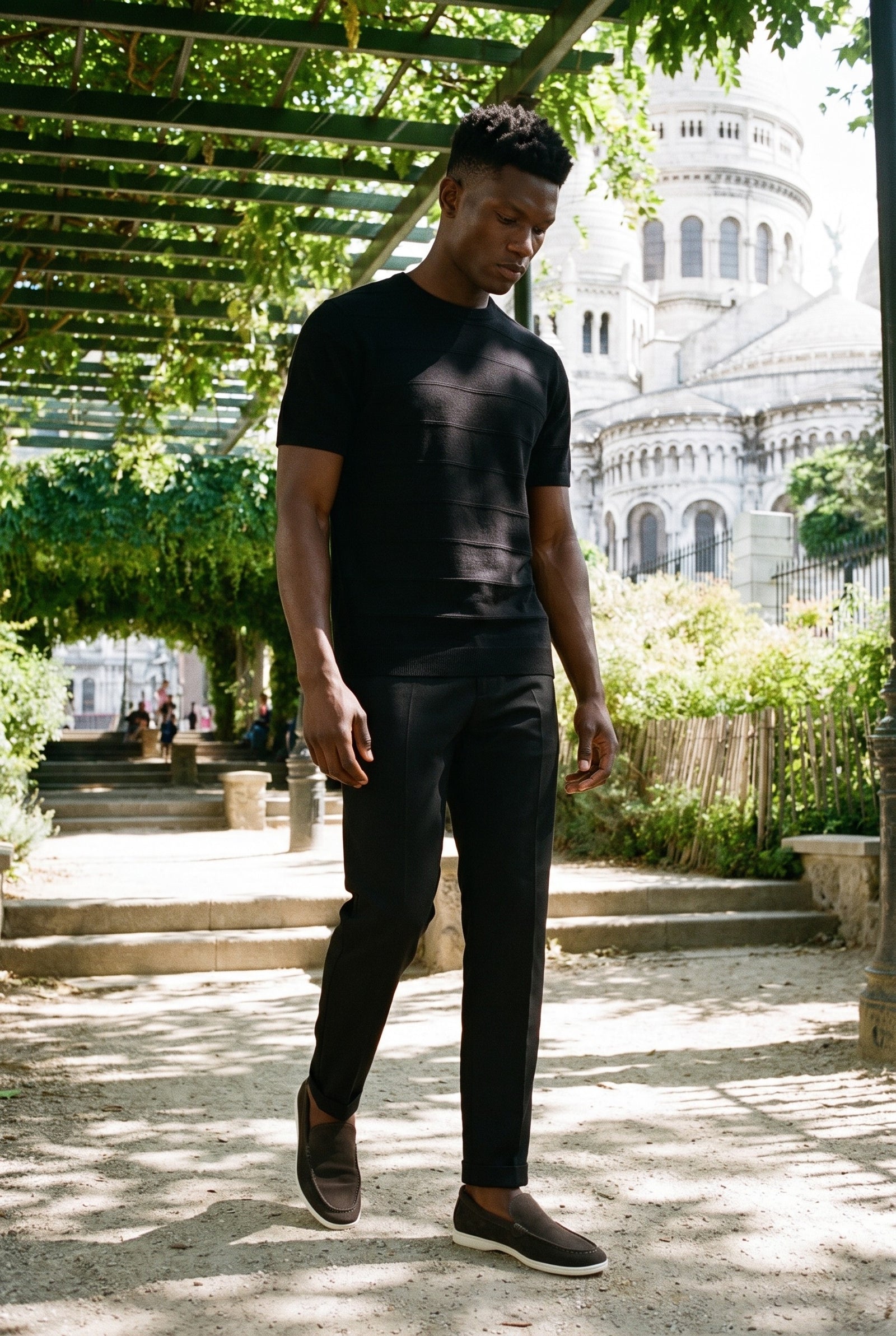 Look #870 styled with Tricou negru texturat tricotat pentru bărbați
