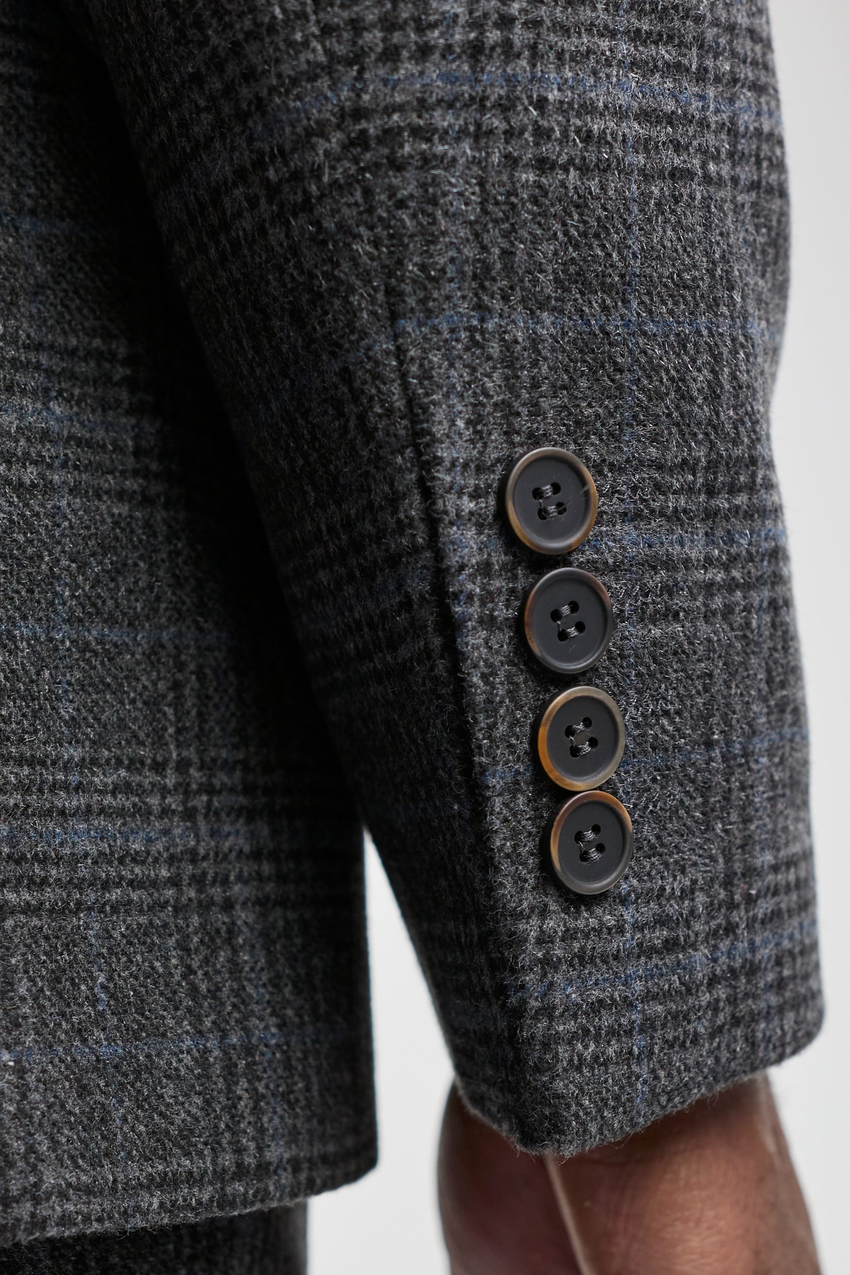 Costum bărbătesc gri în carouri tartan din 3 piese