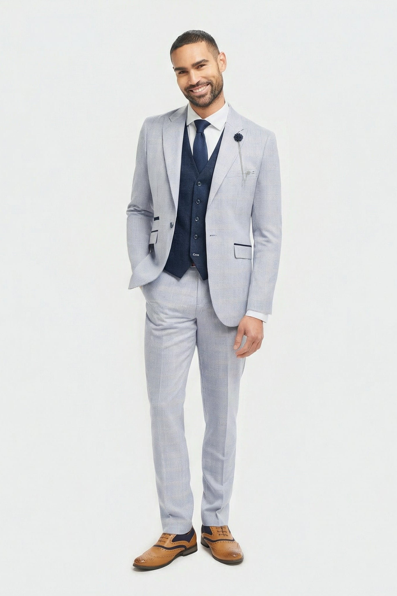 Costum bărbătesc din 3 piese, model Prince of Wales, în carouri albastru deschis, cu vestă bleumarin