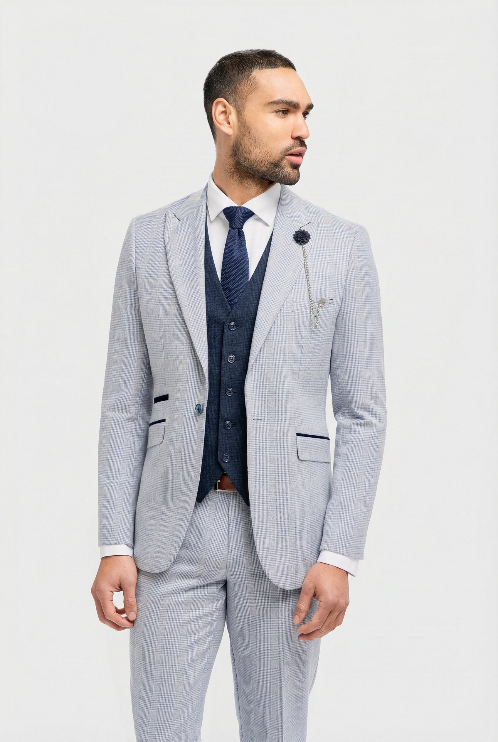 Costum bărbătesc din 3 piese, model Prince of Wales, în carouri albastru deschis, cu vestă bleumarin