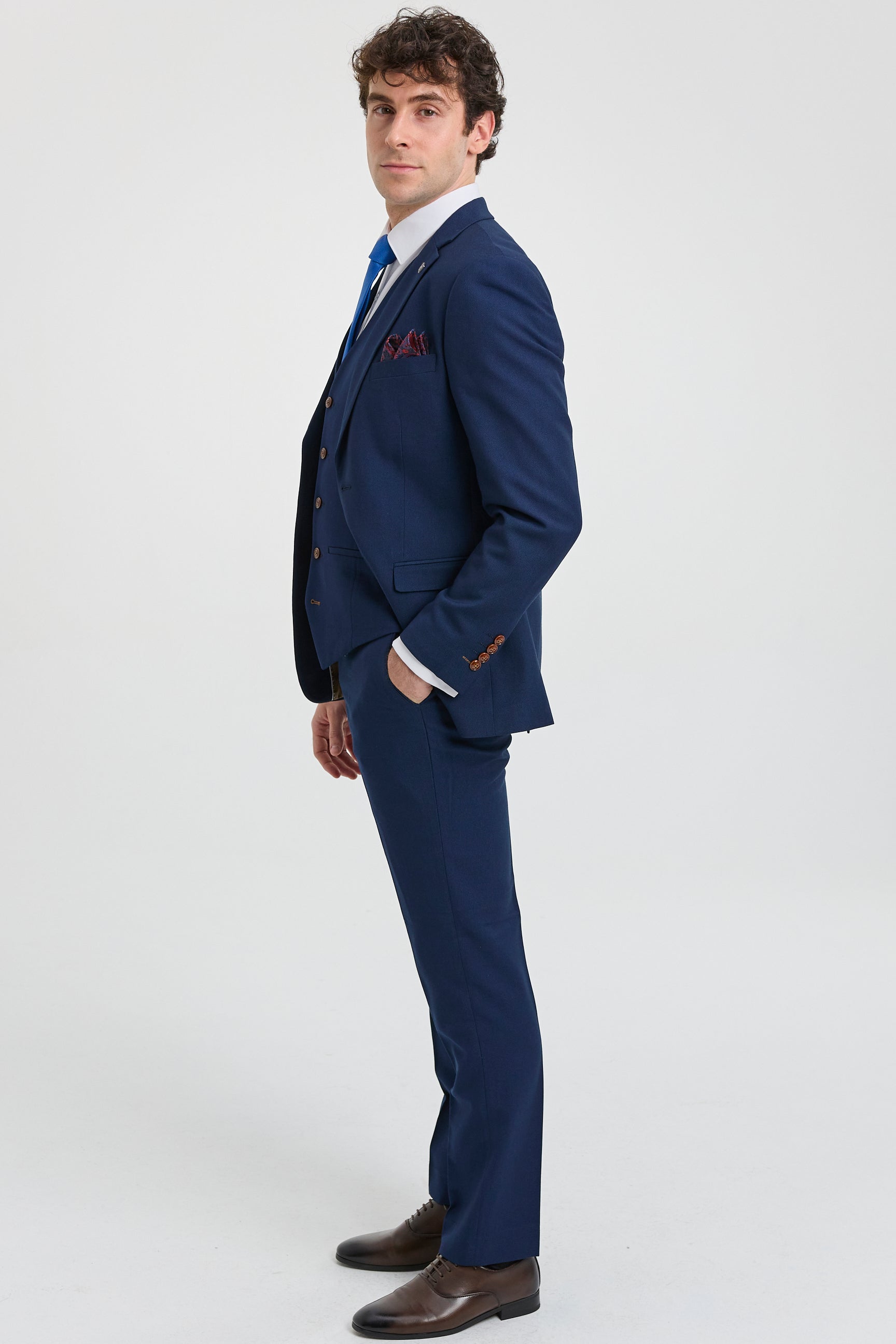 Costum bărbătesc bleumarin din 3 piese, cu finisaje maro, clasic, model Birdseye, stil vintage, pentru miri