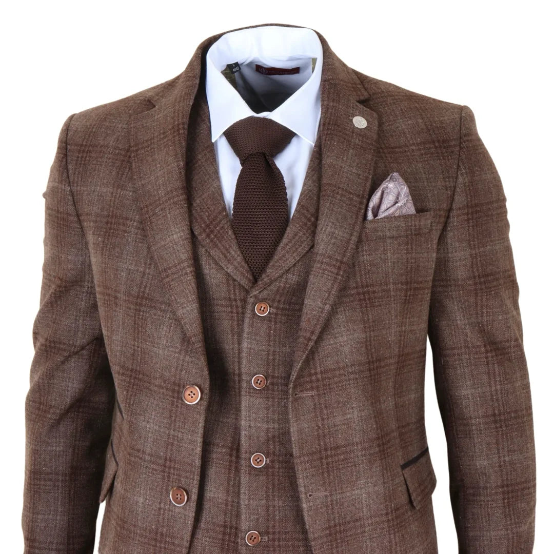 Costum bărbătesc din 3 piese, model tweed, maro, în carouri