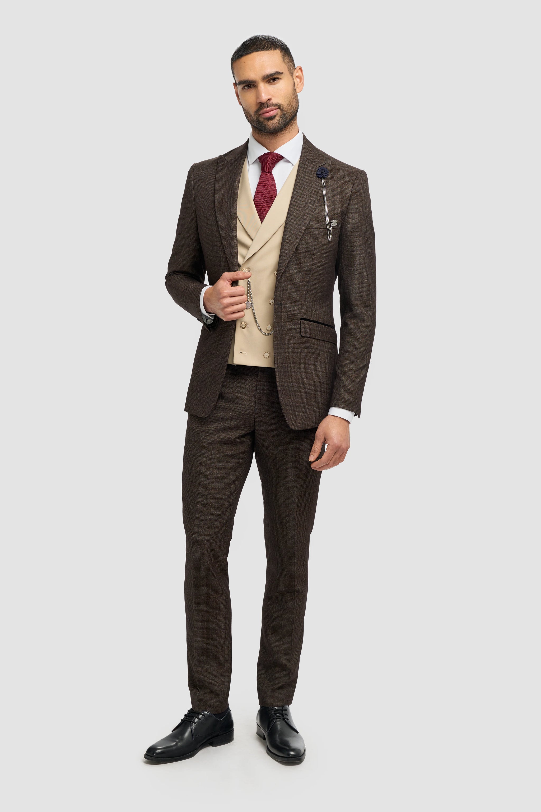 Costum bărbătesc maro în carouri tweed, format din 3 piese | Vestă crem cu două rânduri de nasturi
