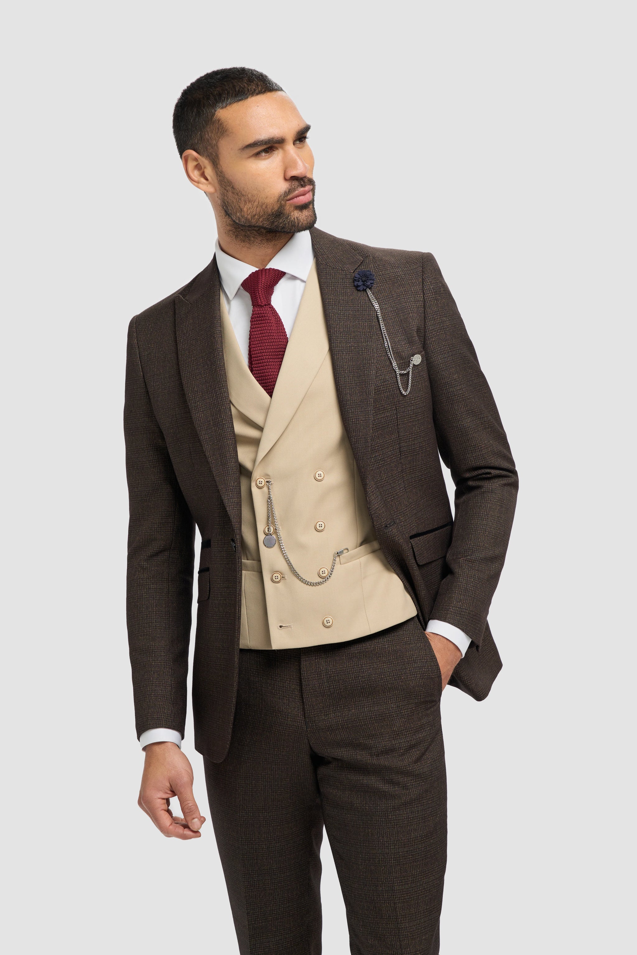Costum bărbătesc maro în carouri tweed, format din 3 piese | Vestă crem cu două rânduri de nasturi