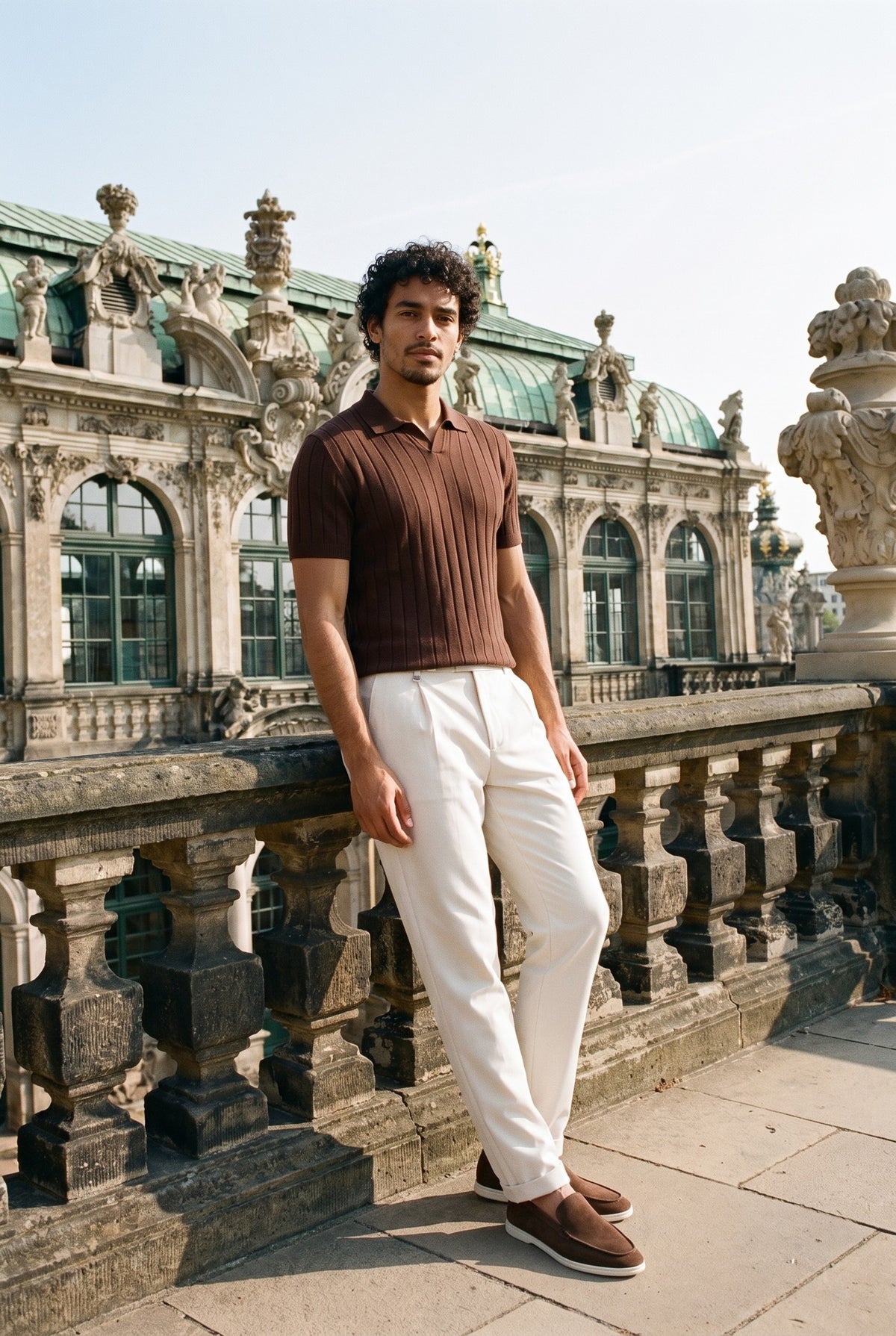 Look #1027 styled with Pantaloni Gurkha plisați crem pentru bărbați, talie reglabilă, croială conică, croită la comandă