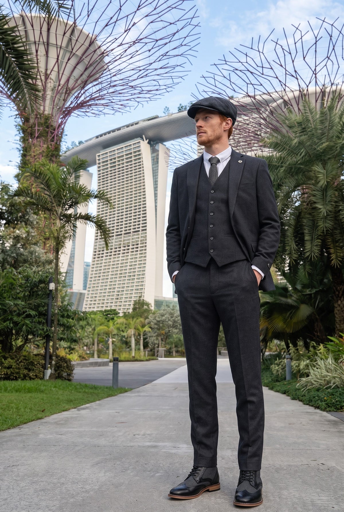 Look #883 styled with Costum bărbătesc negru vintage din anii 1920