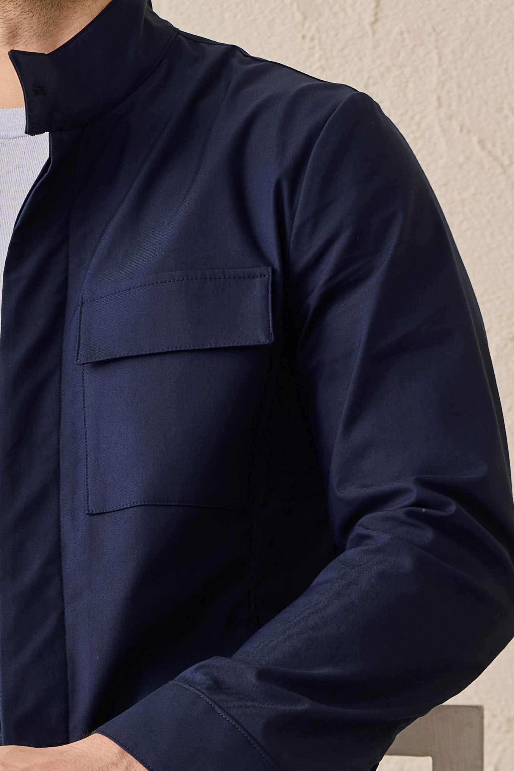 Set bărbătesc elegant casual, jachetă safari bleumarin din amestec de bumbac și pantaloni albi