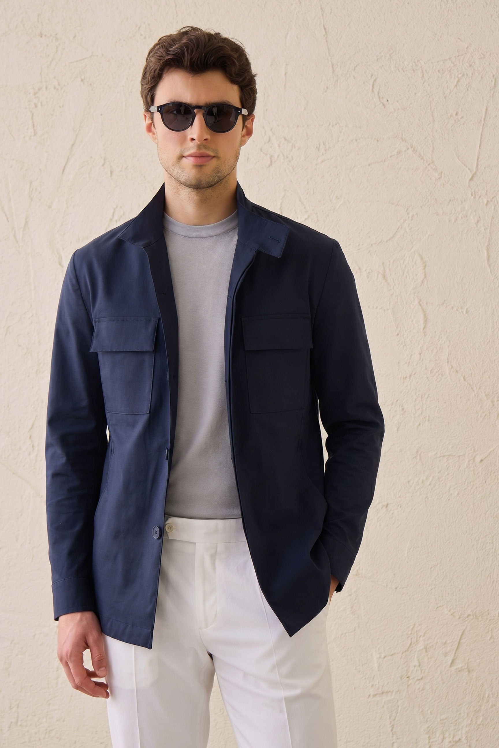 Set bărbătesc elegant casual, jachetă safari bleumarin din amestec de bumbac și pantaloni albi