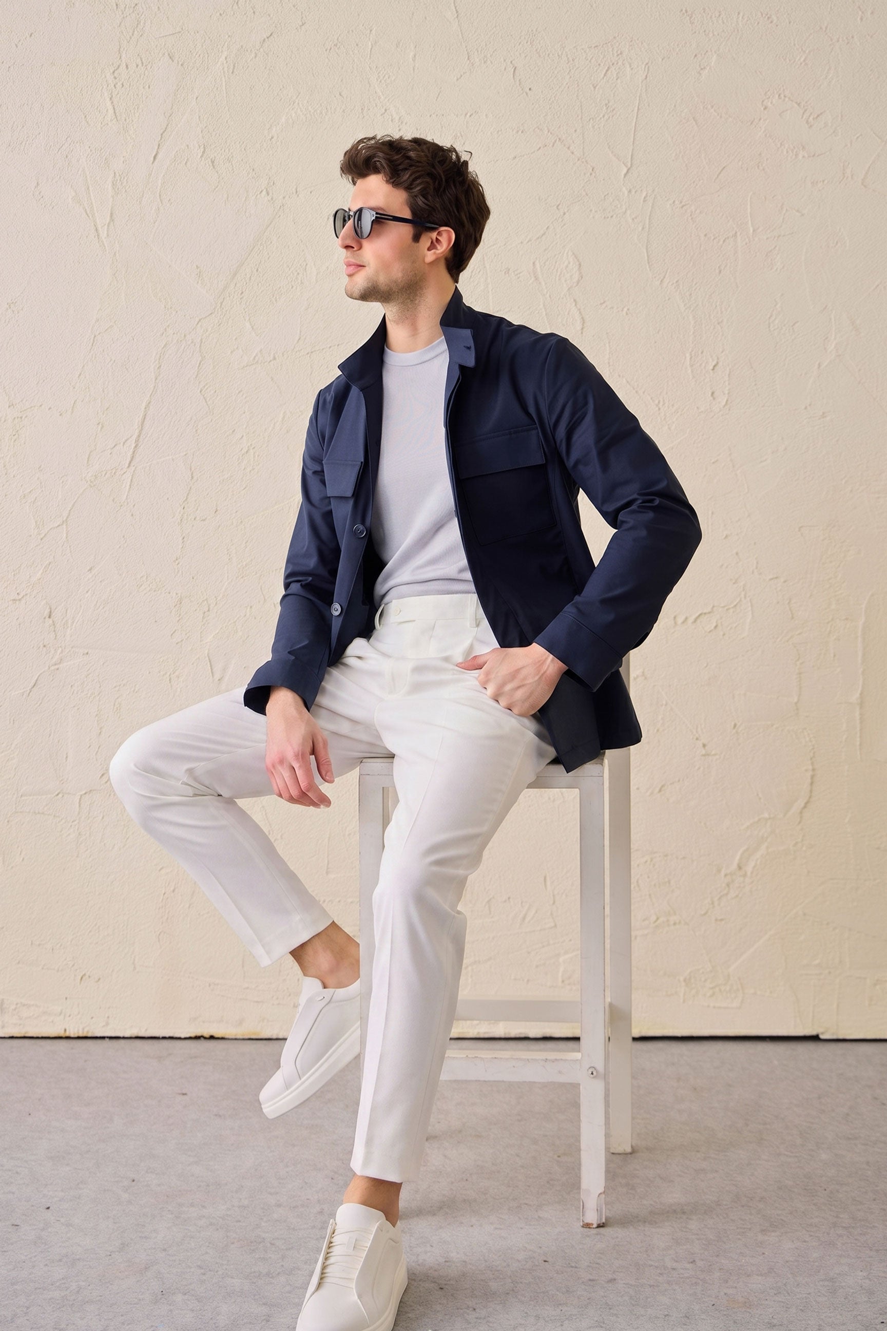 Set bărbătesc elegant casual, jachetă safari bleumarin din amestec de bumbac și pantaloni albi