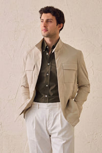 Set bărbătesc elegant casual, jachetă safari bej din amestec de bumbac și pantaloni albi