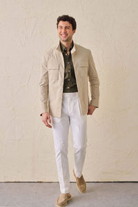 Set bărbătesc elegant casual, jachetă safari bej din amestec de bumbac și pantaloni albi
