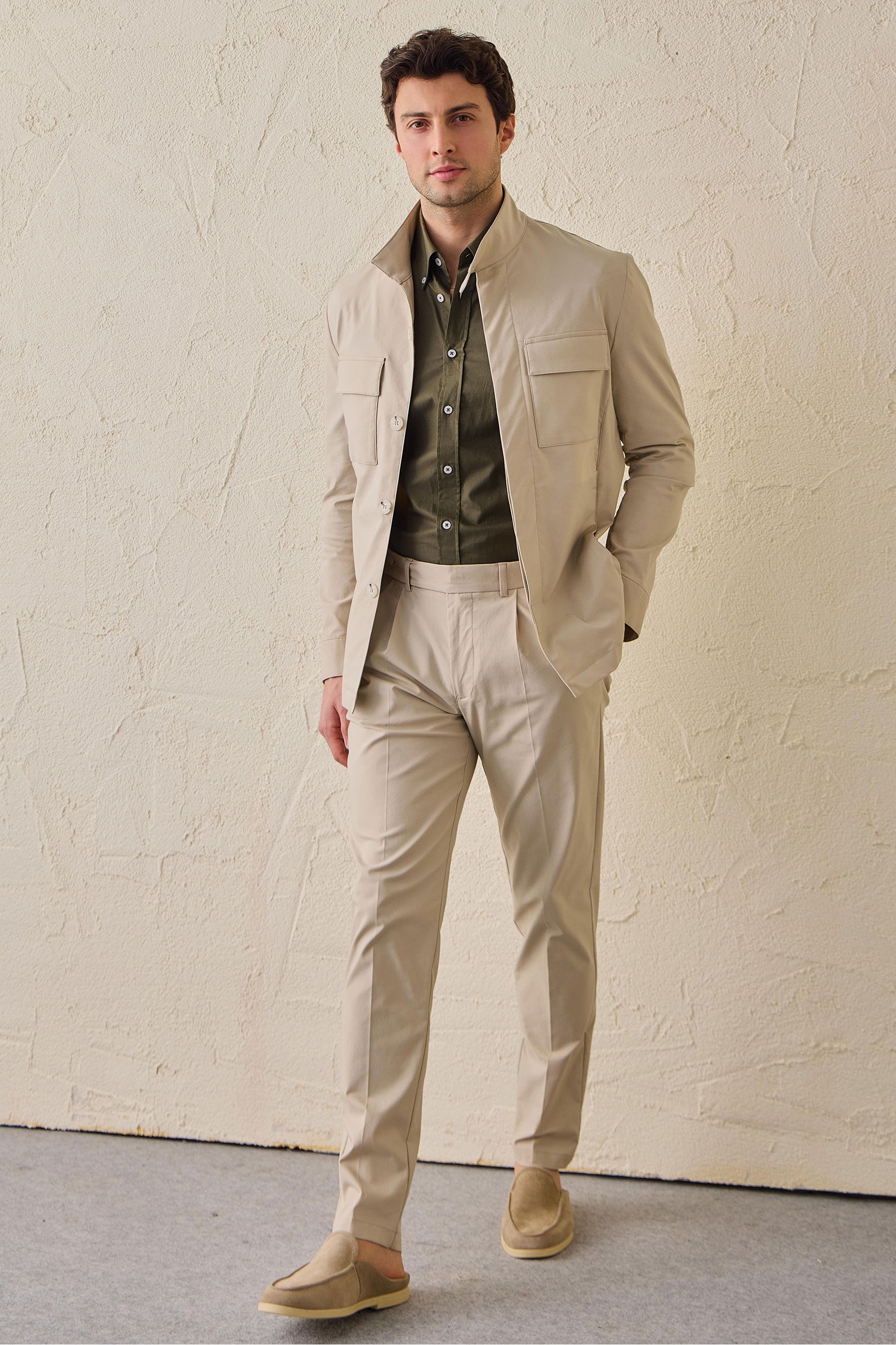 Pantaloni bej plisați eleganti casual pentru bărbați, croială clasică, croită manual