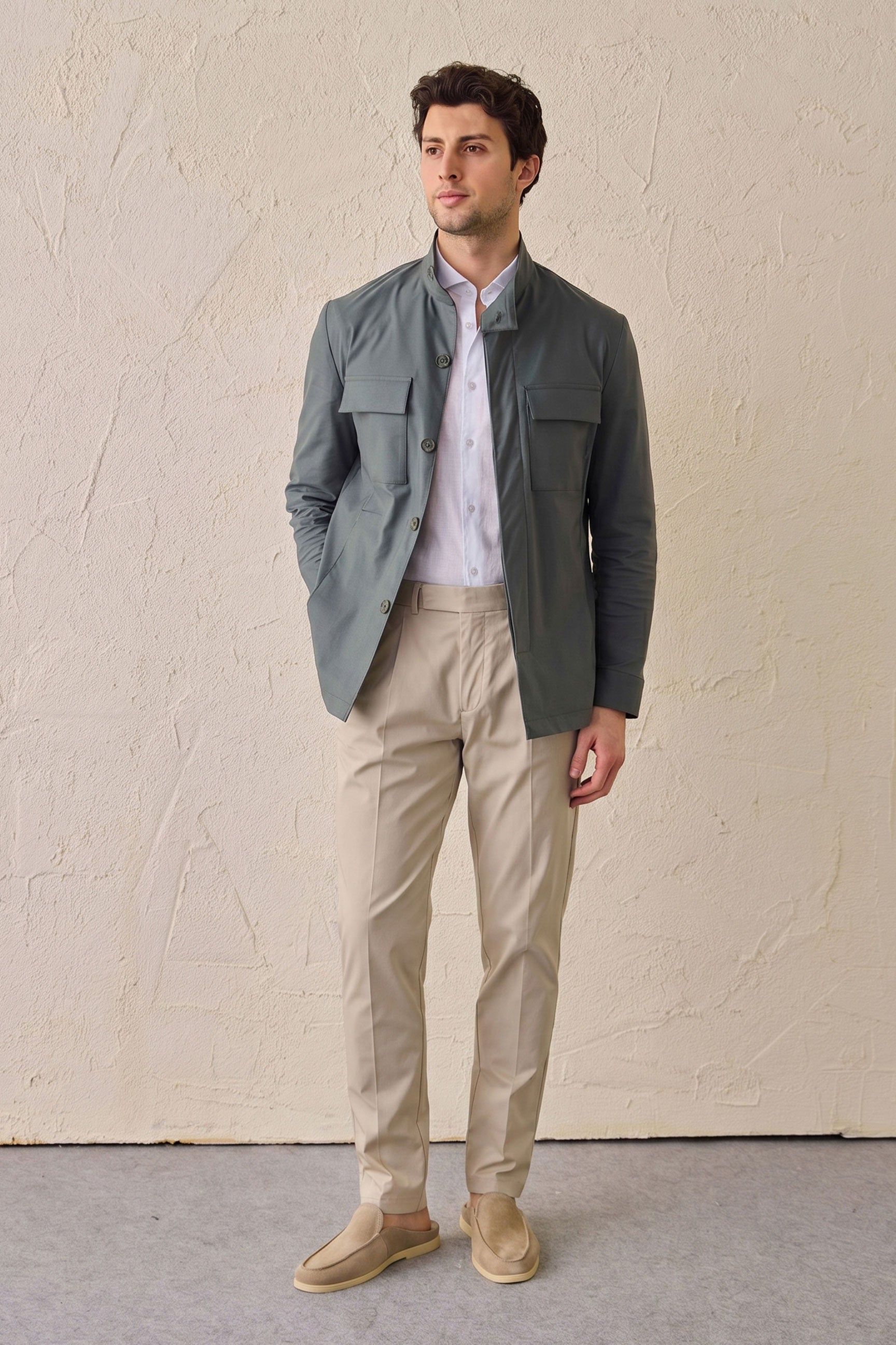 Set bărbătesc elegant casual, jachetă safari verde salvie din amestec de bumbac și pantaloni bej