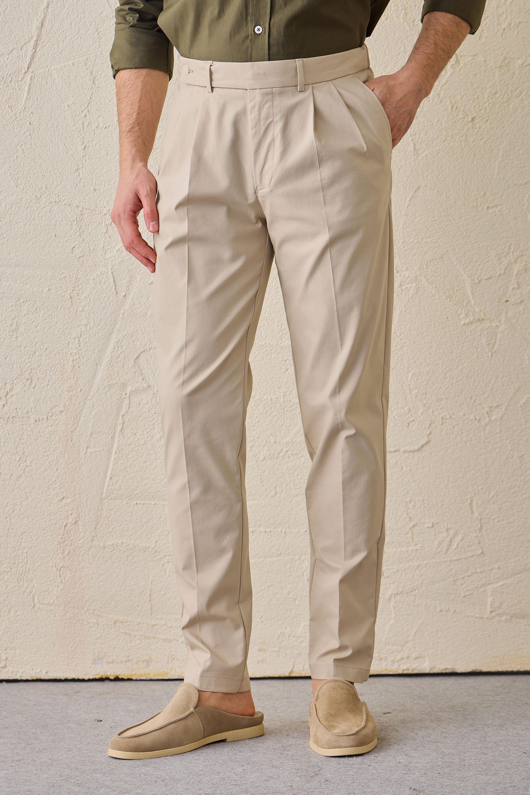 Set bărbătesc elegant casual, jachetă safari verde salvie din amestec de bumbac și pantaloni bej
