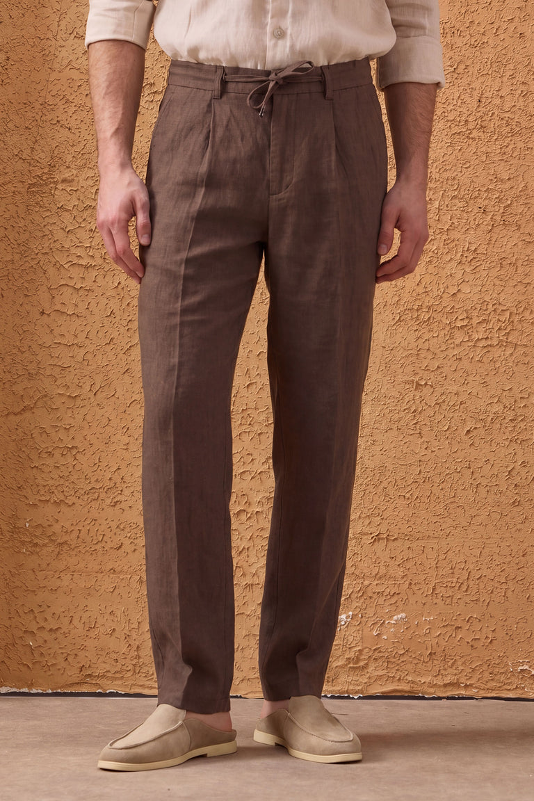 Pantaloni bărbătești maro, 100% in, plisați, cu șnur, croială dreaptă, lejeră