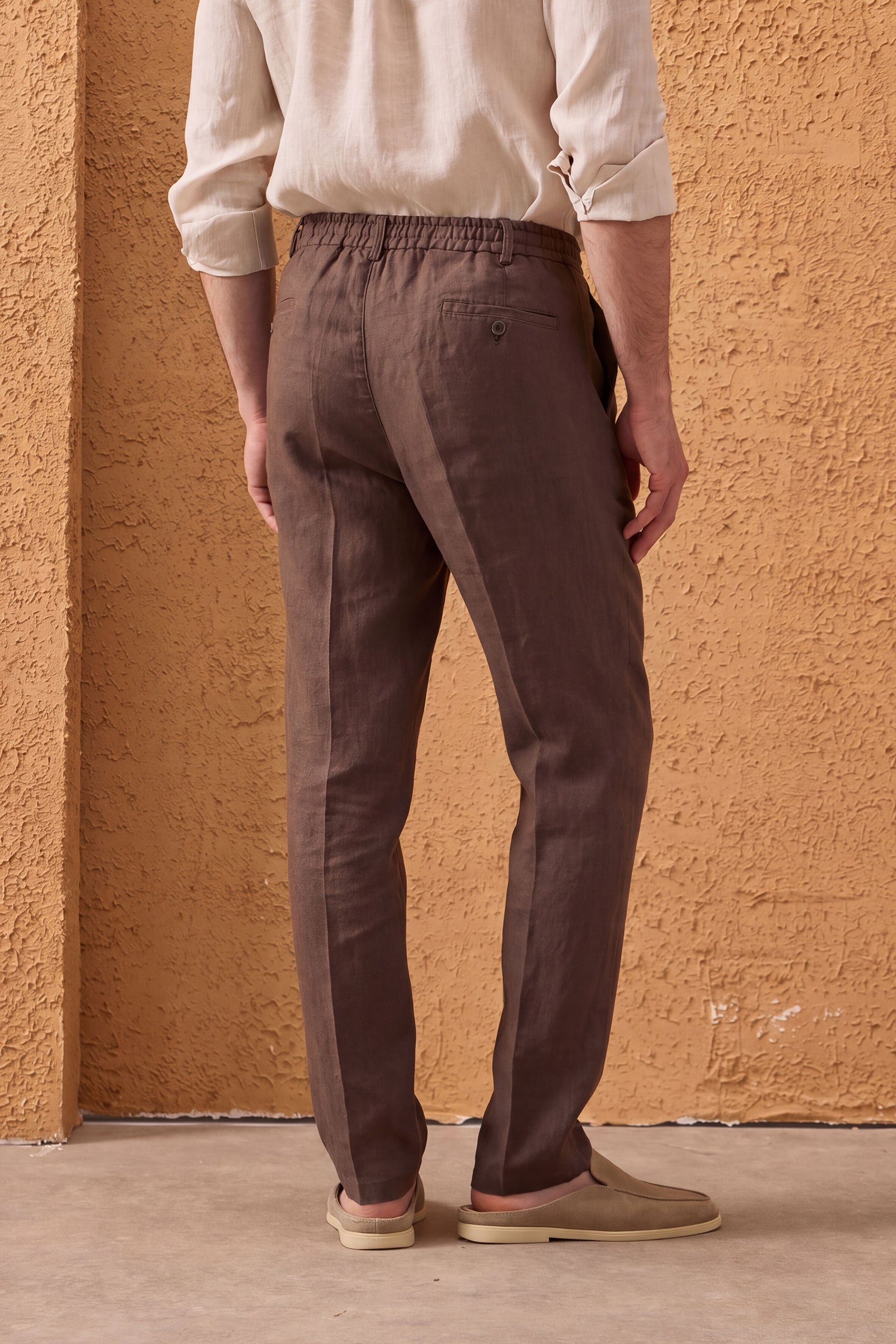 Pantaloni bărbătești maro, 100% in, plisați, cu șnur, croială dreaptă, lejeră