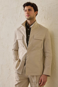 Costum bărbătesc bej elegant casual din două piese, stil safari, cu guler înalt, elastic