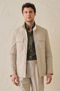 Costum bărbătesc bej elegant casual din două piese, stil safari, cu guler înalt, elastic