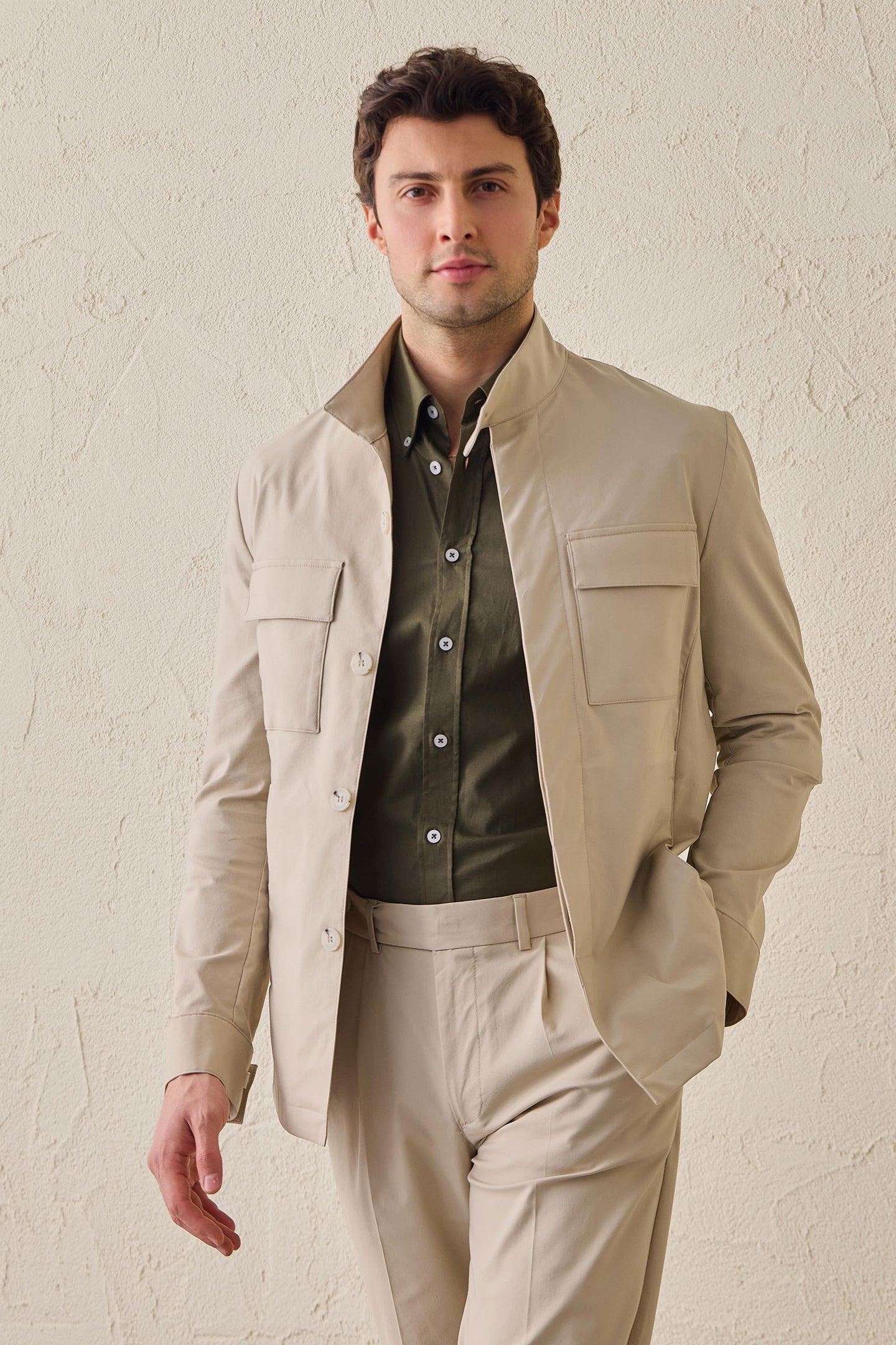 Costum bărbătesc bej elegant casual din două piese, stil safari, cu guler înalt, elastic
