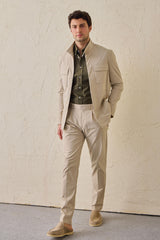 Costum bărbătesc bej elegant casual din două piese, stil safari, cu guler înalt, elastic