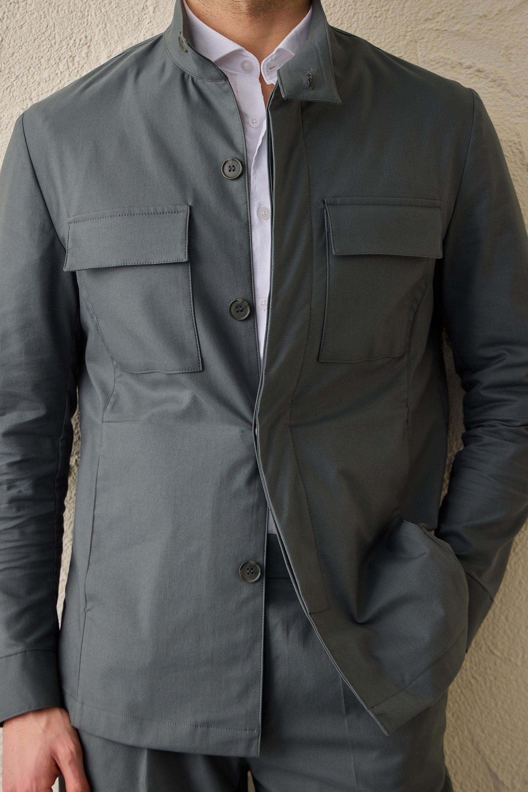 Costum bărbătesc verde salvie, elegant, casual, din două piese, stil safari, cu guler înalt, elastic