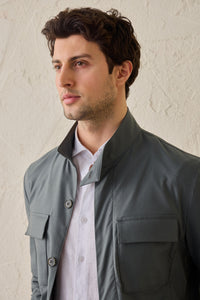 Costum bărbătesc verde salvie, elegant, casual, din două piese, stil safari, cu guler înalt, elastic