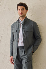 Costum bărbătesc verde salvie, elegant, casual, din două piese, stil safari, cu guler înalt, elastic