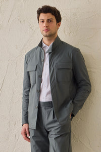 Costum bărbătesc verde salvie, elegant, casual, din două piese, stil safari, cu guler înalt, elastic