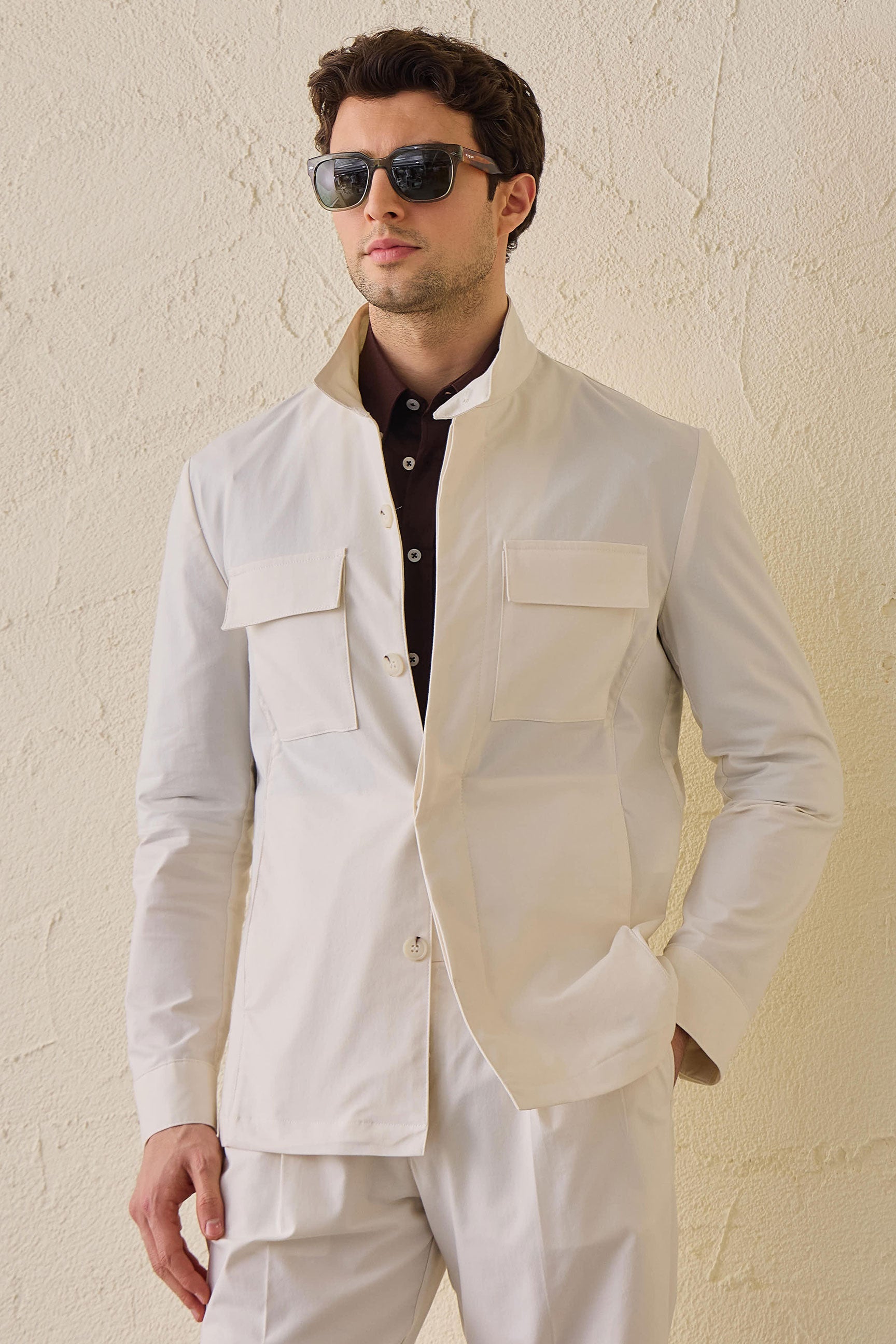 Costum bărbătesc alb, elegant, casual, din două piese, stil safari, cu guler înalt, elastic