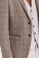 Costum Harris Brown Tweed cu vestă și pantaloni din piele naturală contrastantă