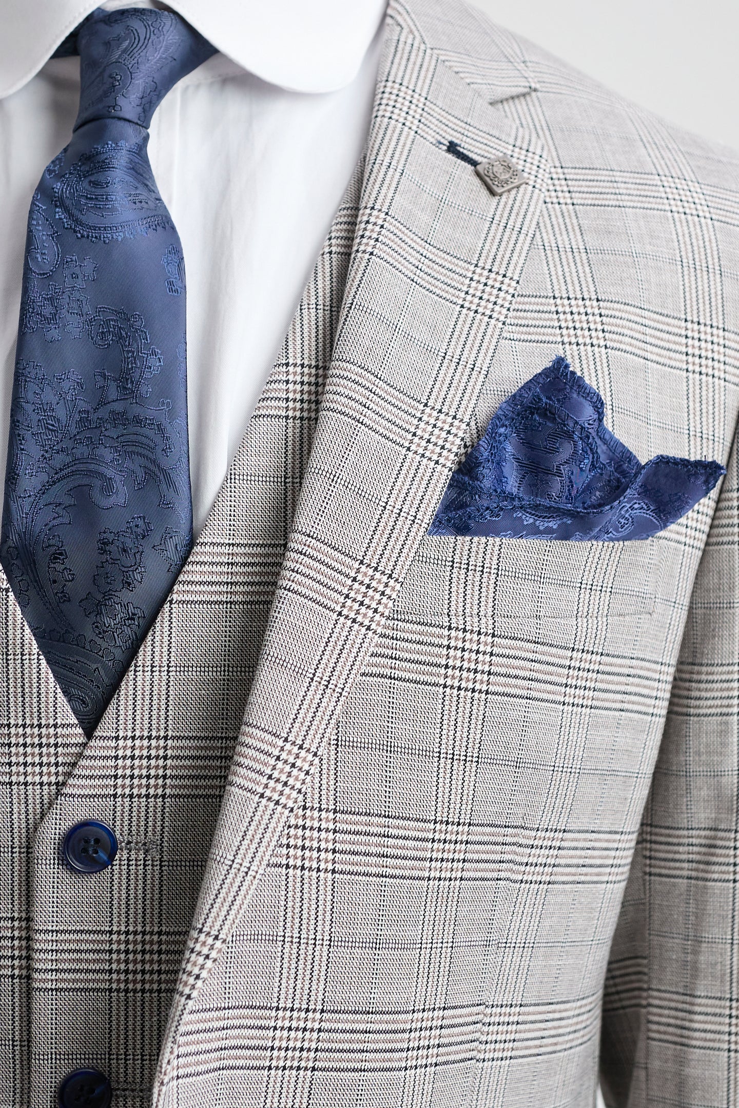 Costum bărbătesc Hugo gri deschis, format din 3 piese, cu carouri bleumarin și garnituri de catifea
