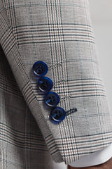 Costum bărbătesc Hugo gri deschis, format din 3 piese, cu carouri bleumarin și garnituri de catifea