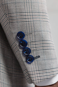 Costum bărbătesc Hugo gri deschis, format din 3 piese, cu carouri bleumarin și garnituri de catifea