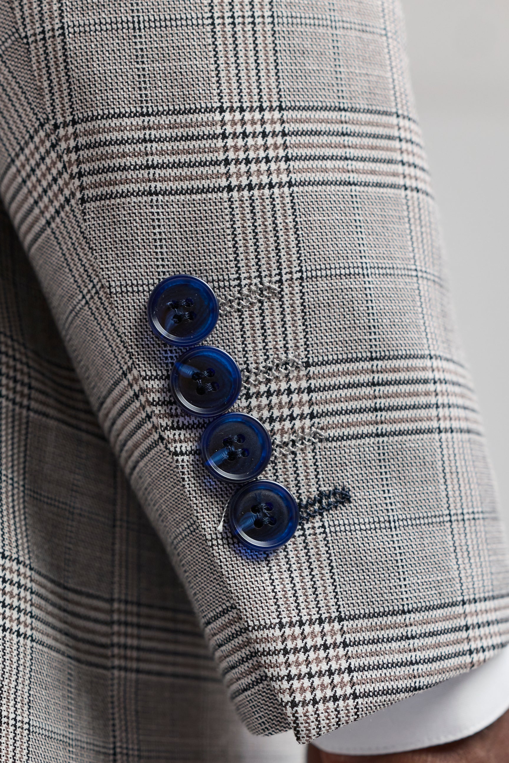 Costum bărbătesc Hugo gri deschis, format din 3 piese, cu carouri bleumarin și garnituri de catifea