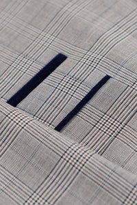 Costum bărbătesc Hugo gri deschis, format din 3 piese, cu carouri bleumarin și garnituri de catifea