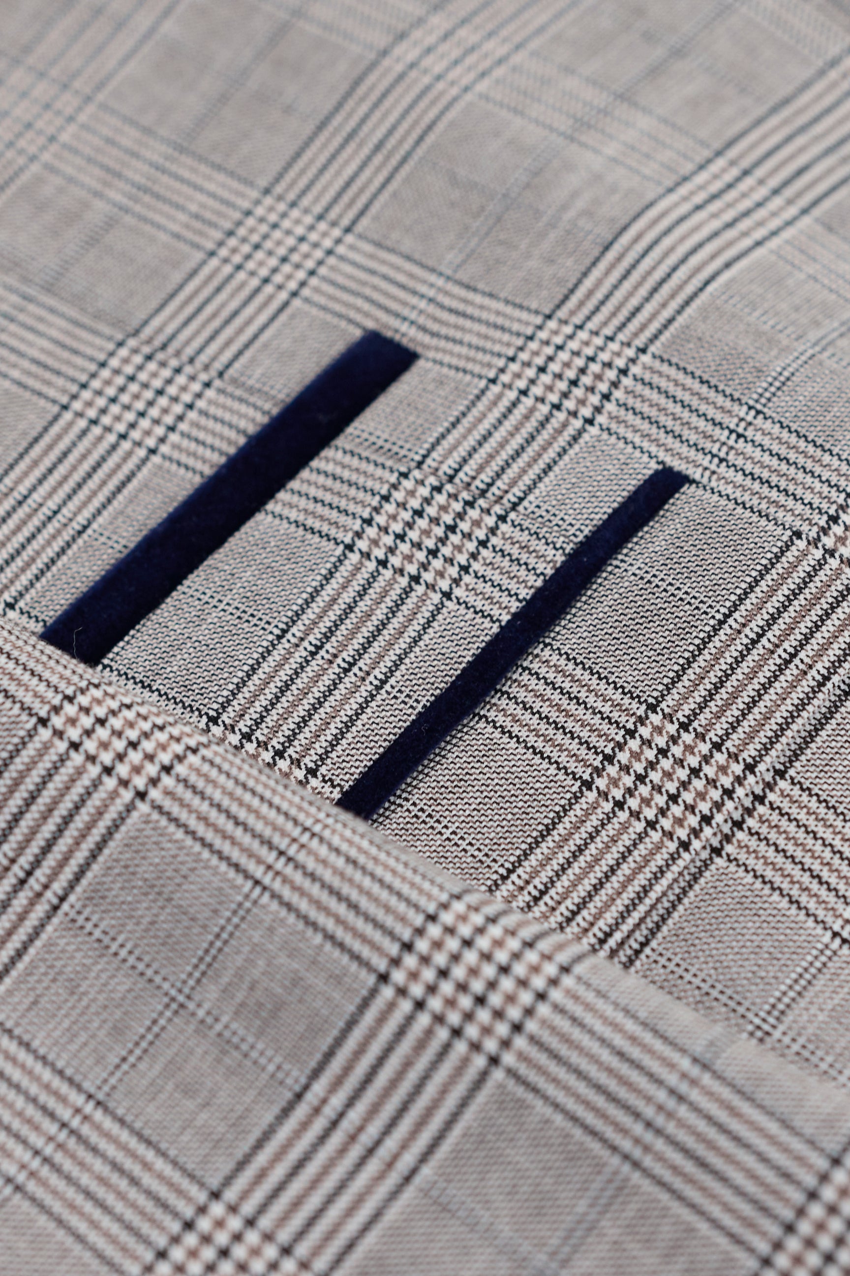 Costum bărbătesc Hugo gri deschis, format din 3 piese, cu carouri bleumarin și garnituri de catifea