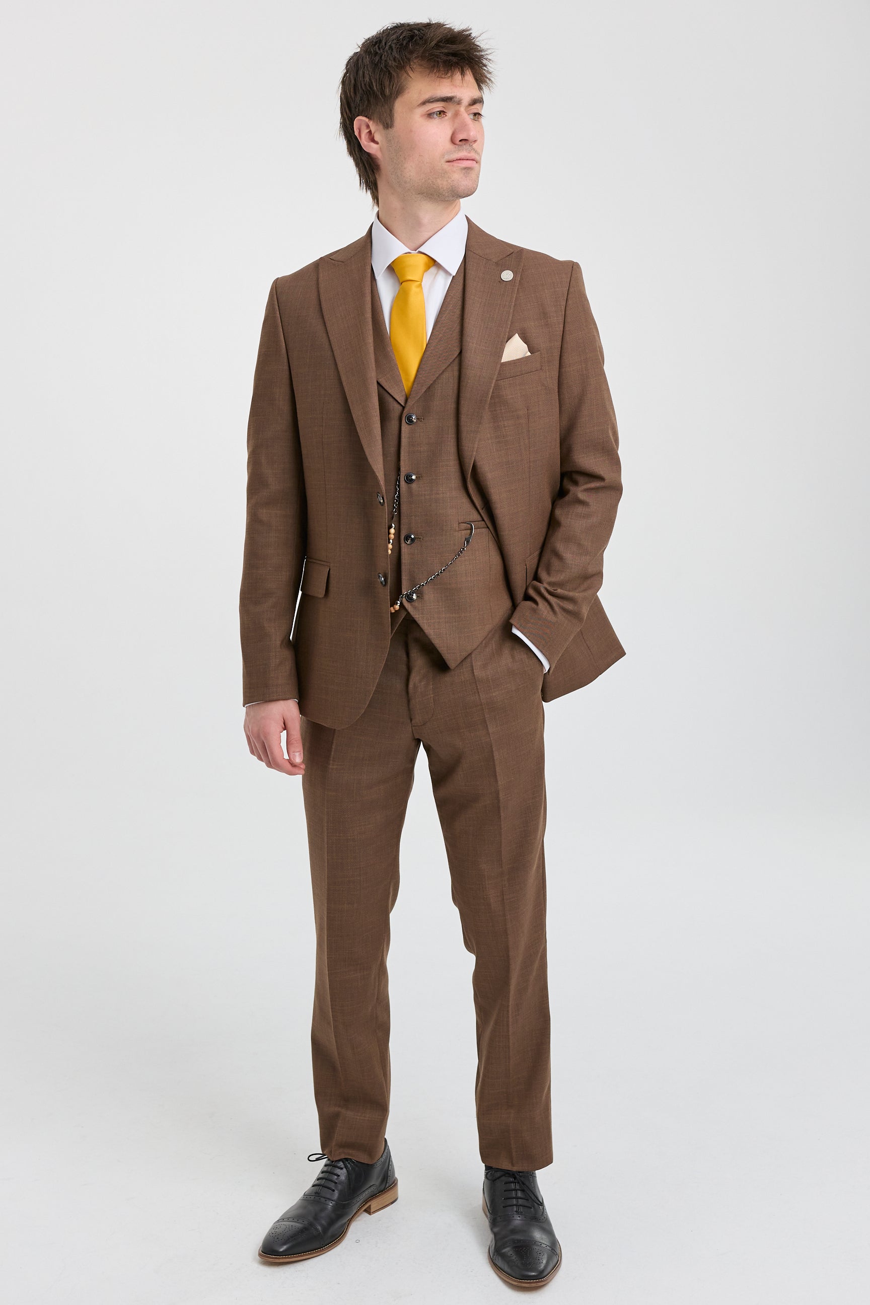 Costum bărbătesc James, format din 3 piese, simplu, maro, cu croială clasică