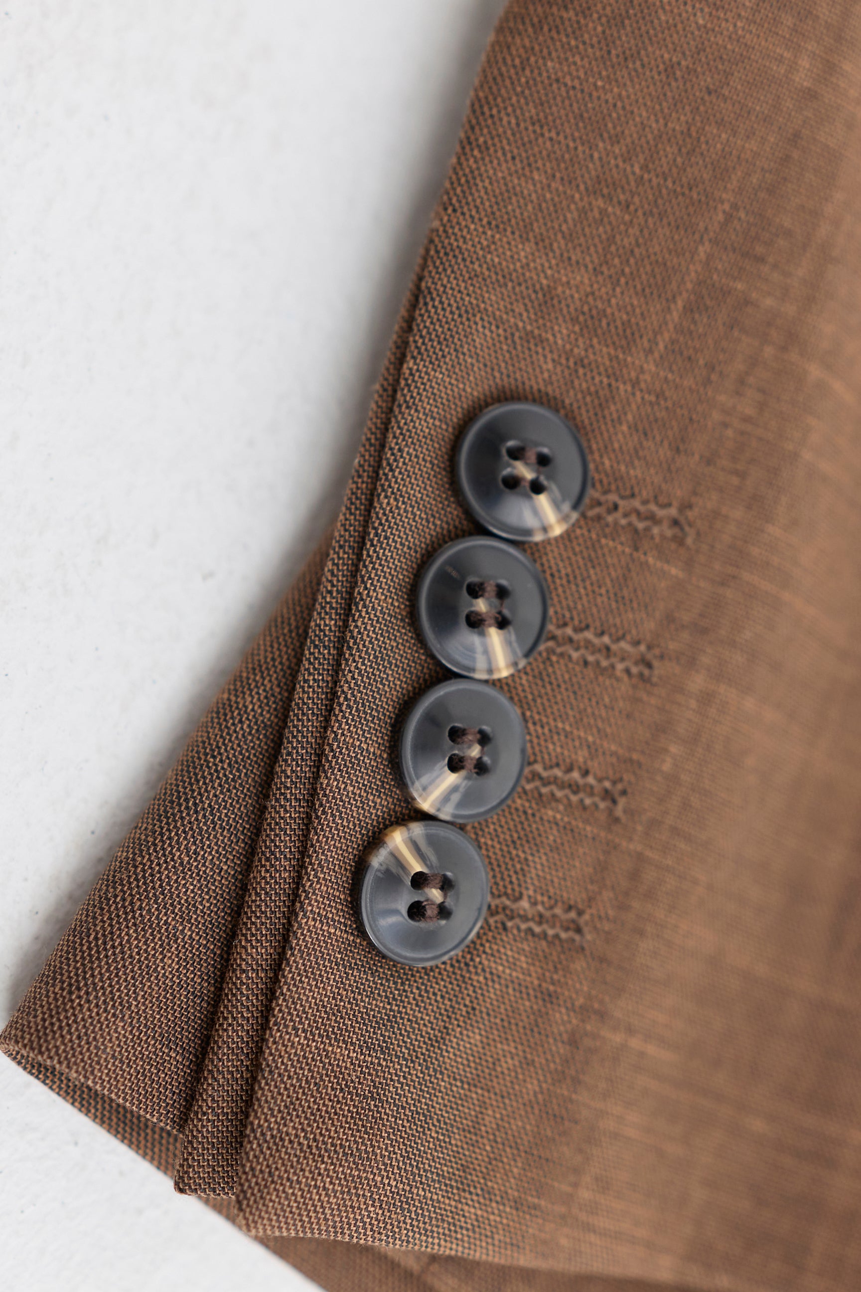 Costum bărbătesc James, format din 3 piese, simplu, maro, cu croială clasică