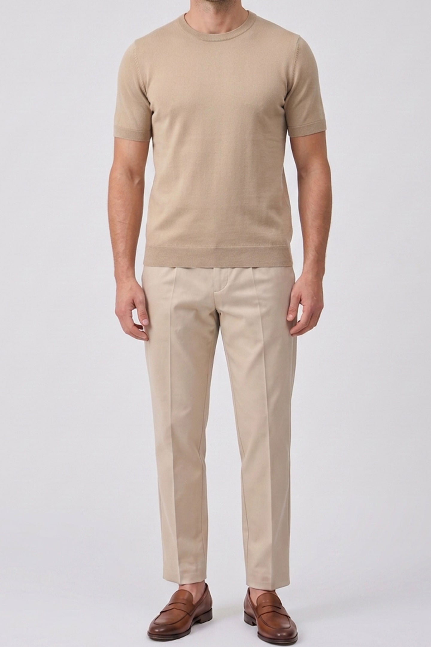 Tricou bărbătesc bej tricotat, croială regulată, guler rotund, mânecă scurtă