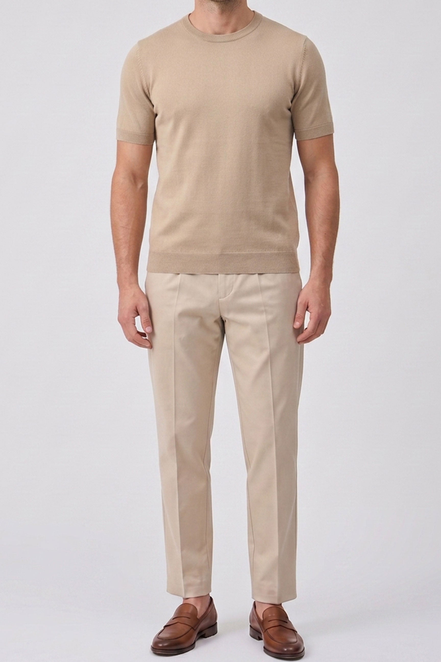 Tricou bărbătesc bej tricotat, croială regulată, guler rotund, mânecă scurtă