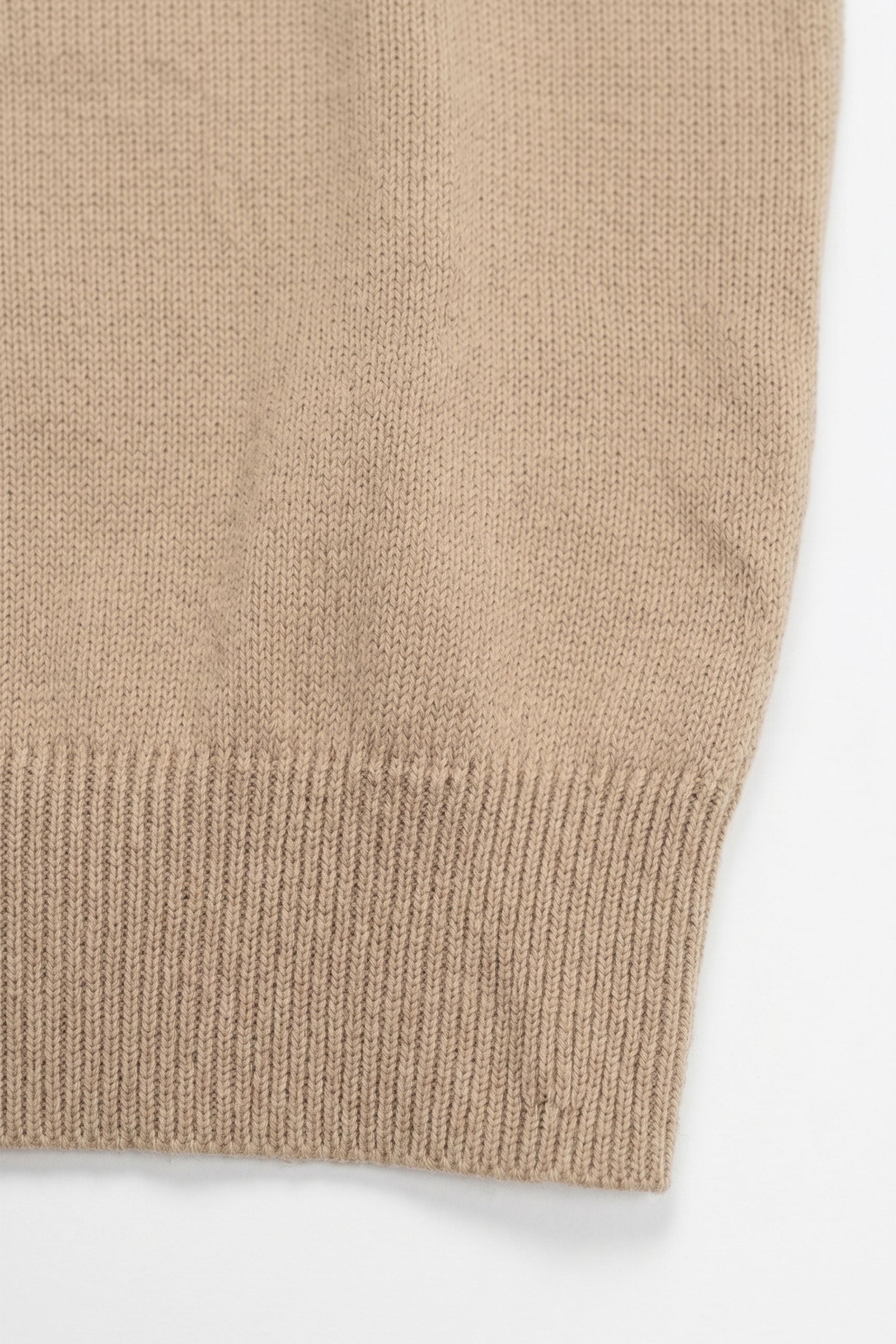 Tricou bărbătesc bej tricotat, croială regulată, guler rotund, mânecă scurtă