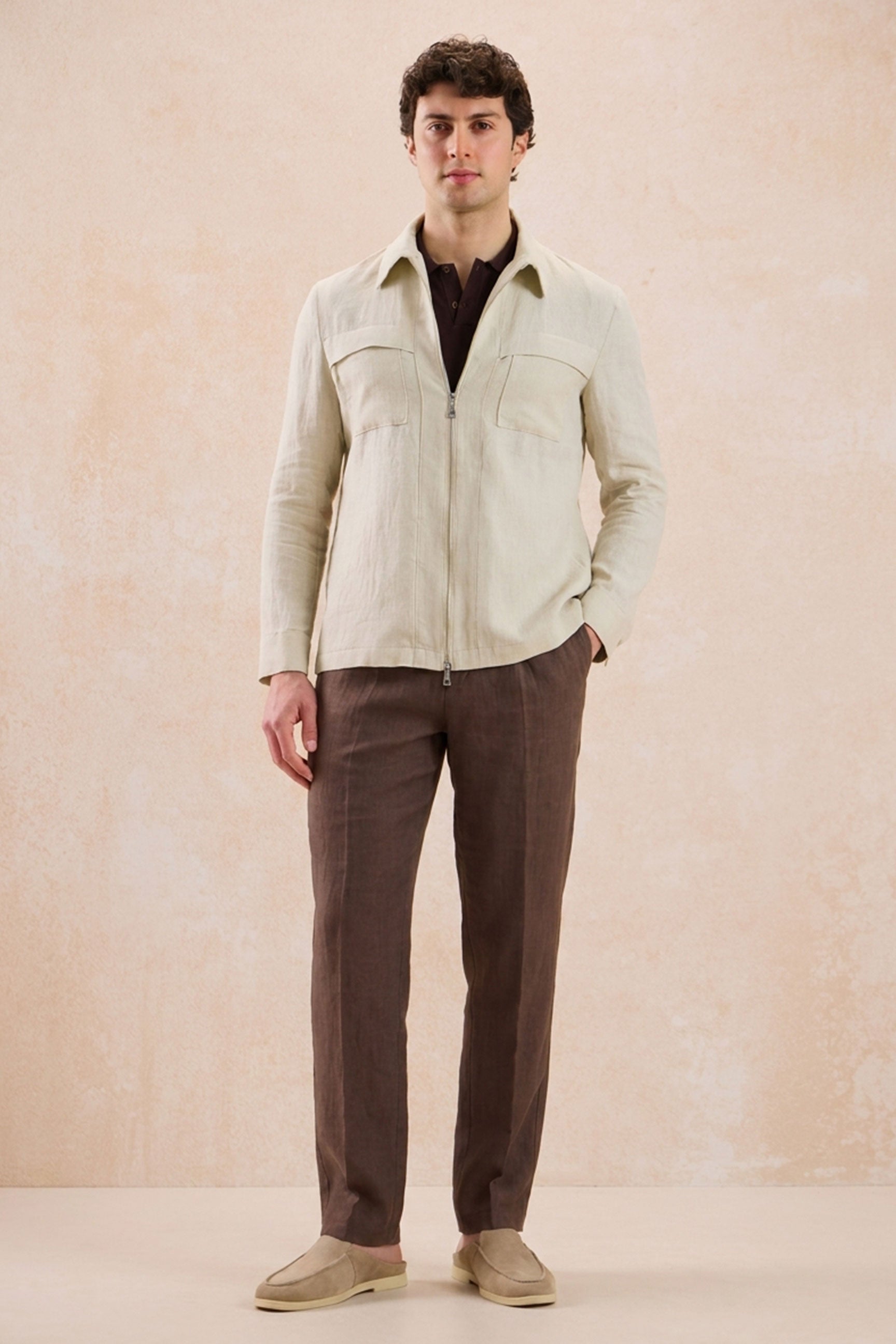 Set bărbătesc de vară, elegant, casual, cu jachetă bej cu fermoar din in și pantaloni maro