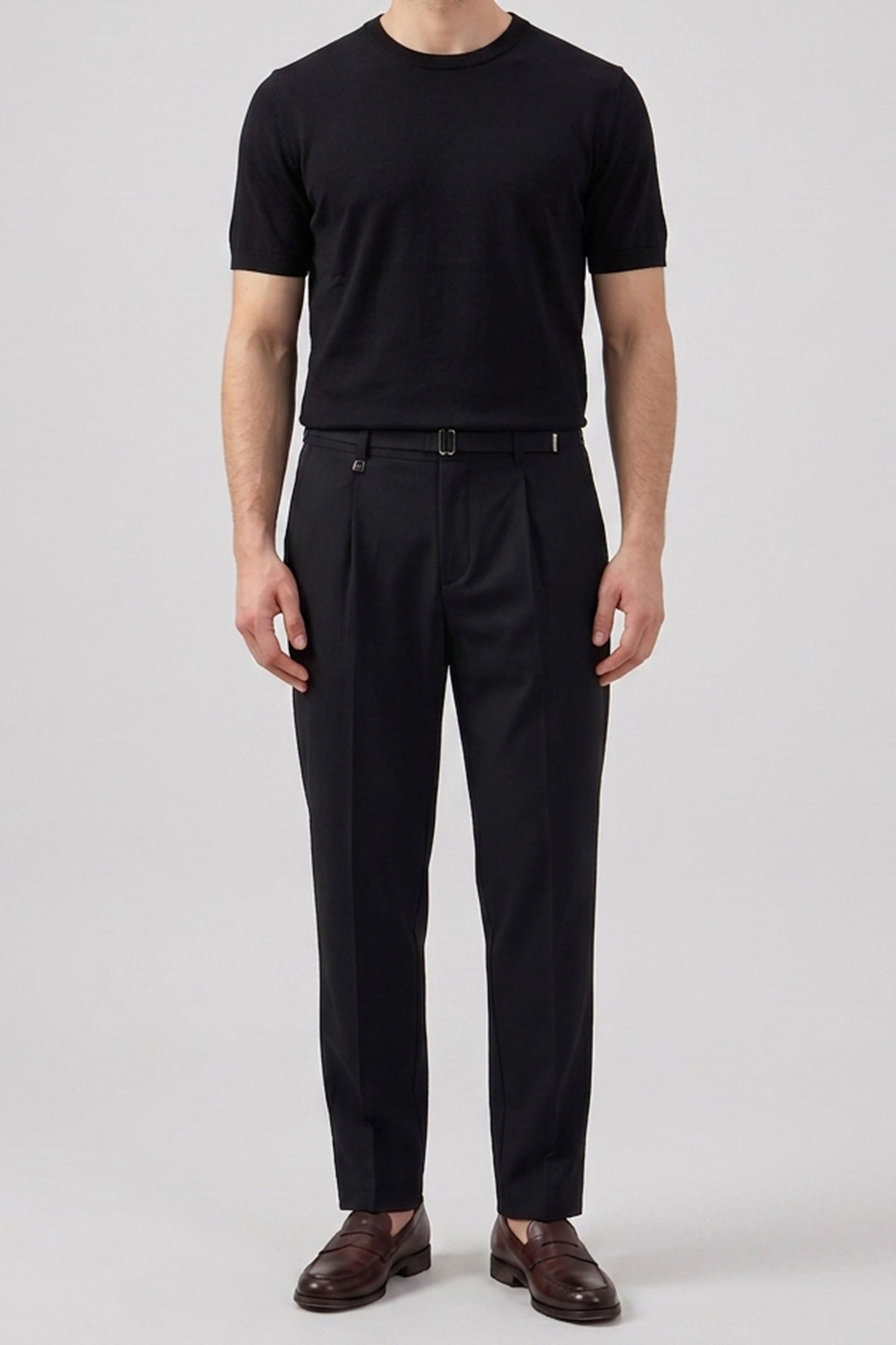 Tricou bărbătesc negru tricotat, croială regulată, guler rotund, mânecă scurtă